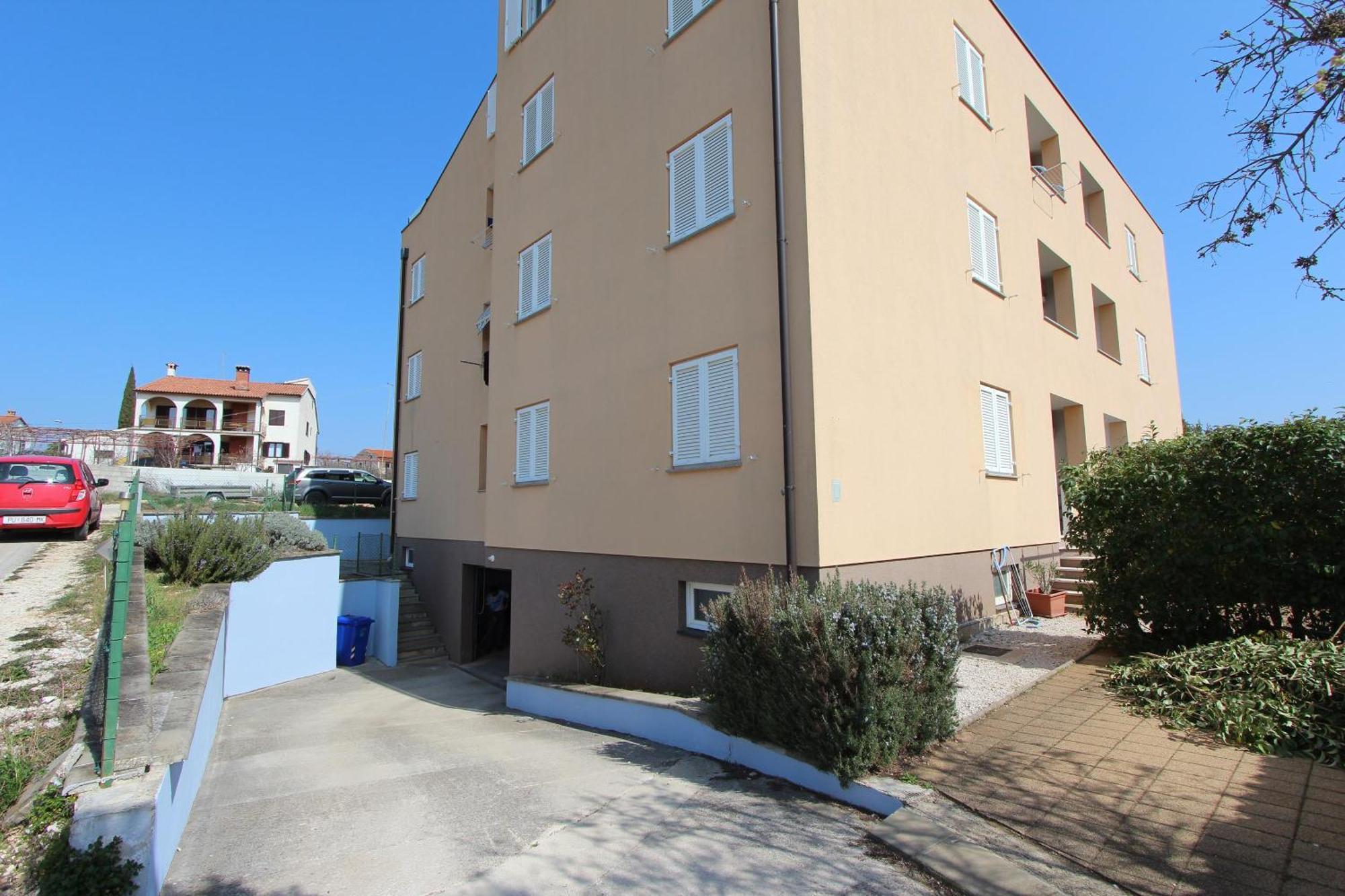 Apartman Adi *