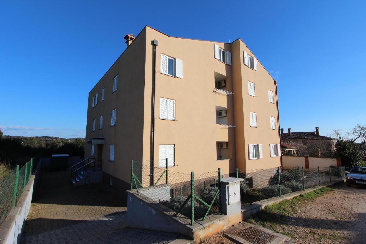 Apartman Adi *
